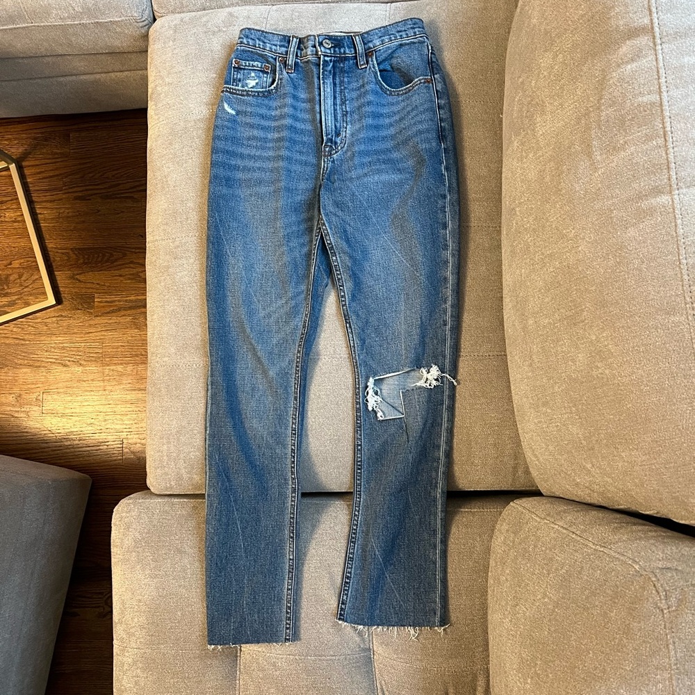 A&F Ultra High Rise 90’s Slim Straight Jean. Size 24 S
